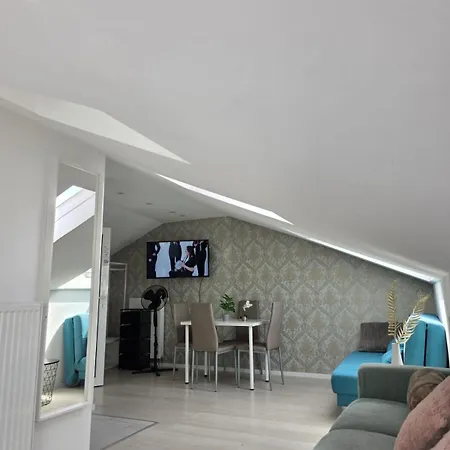 City Hotel מלון