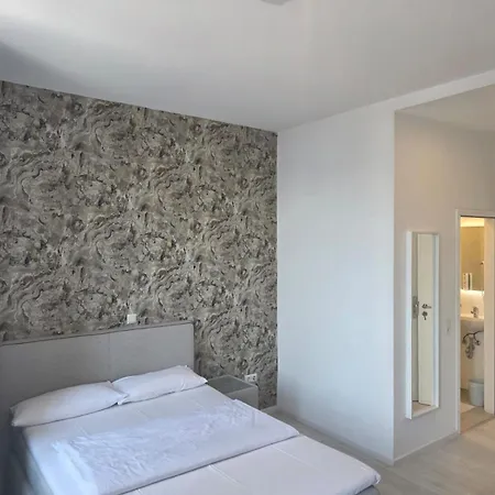City Hotel *