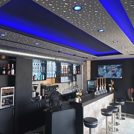 City Hotel מלון